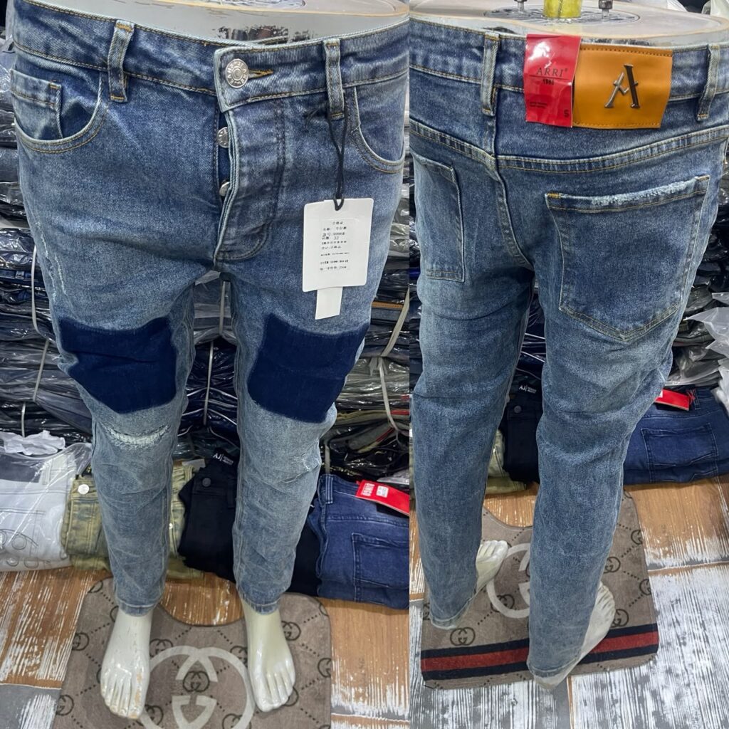 Jean homme bleu délavé à empiècements foncés aux genoux