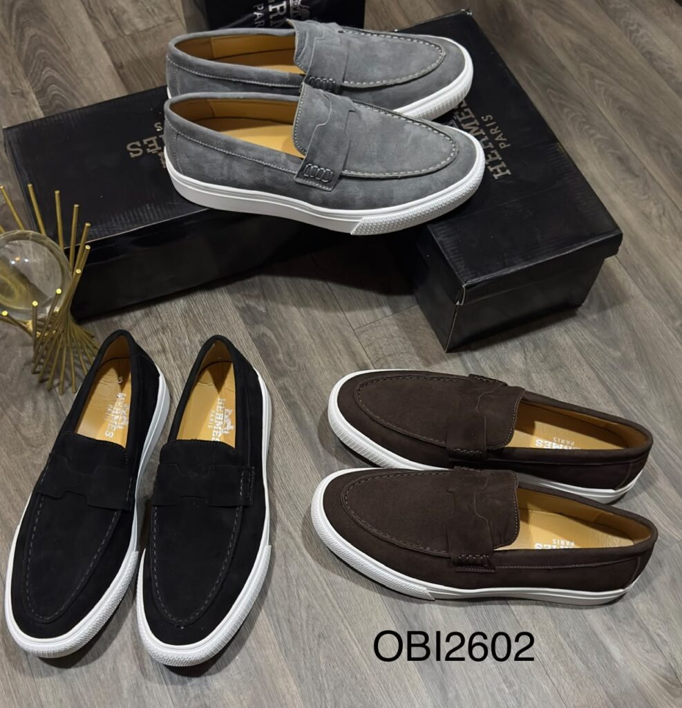 Mocassins homme en daim gris, noir et marron à semelle blanche
