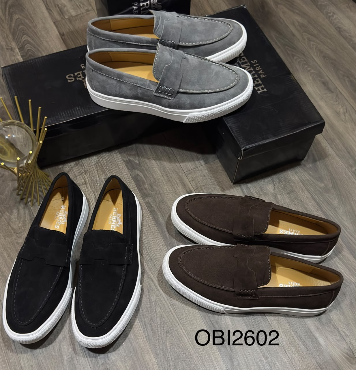 Mocassins homme en daim gris, noir et marron à semelle blanche